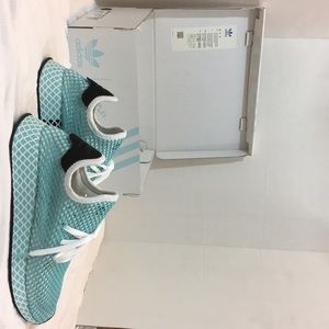 NWT parlay Adidas S 9 1/2 White teal black accents